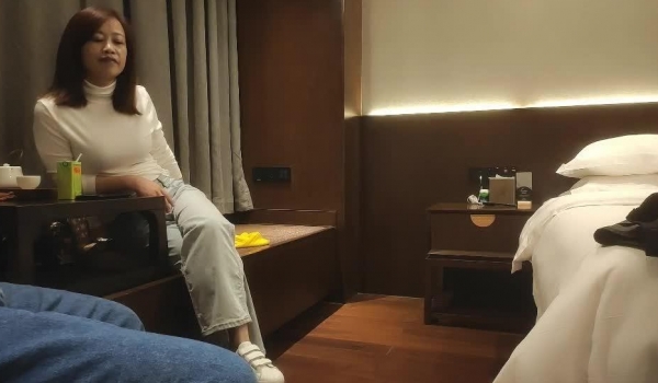 中国人不骗中国人约人妻风骚轻熟女，撩起衣服舌吻摸奶，揉穴调情搞得想要，骑乘抽插大力猛操