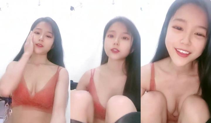 新晋清纯校花学妹~【罗曼蒂】开裆丝袜，真空包臀，道具抽插！小美女嘟嘟嘴，貌美如花收获粉丝众多
