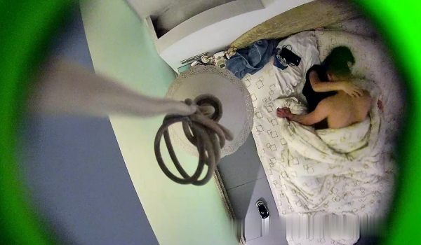 被古惑仔小流氓拽着头发糟蹋的在校大学生 ，3号女主角资质普通，和男友好像吵架哭了 ，被男友按住不