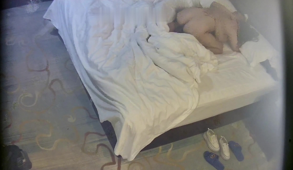 酒店实录 风韵犹存的少妇刚到酒店就做好挨啪准备