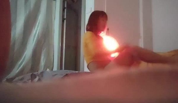 【铭仔寻花】，新人小伙，深圳探楼凤，小少妇这对美乳不错，设备放床上近距离偷拍，后入啪啪，乳浪翻滚