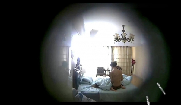 全景欣赏几对男女激情四射造爱现场椅子上搞完抱起一路搞到床上反差眼镜妹骑男友脸上舔B下面自己撸