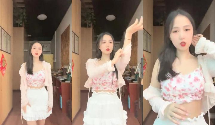 新人大学生下海，【小土软乎乎】，化妆起来美美哒，出去购物逛街，刚毕业没多久，粉嫩可口的小仙女