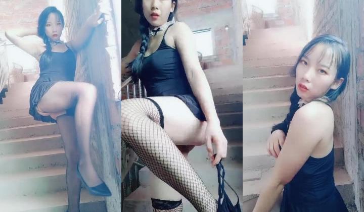 妹妹条件艰苦 ️下海想赚点钱改善生活，不错的口技。才艺展示绝交，这个很sex ️狼友们快快来支持