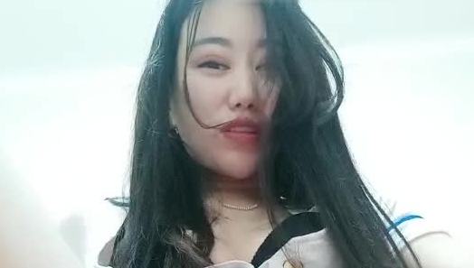 高跟丝袜制服诱惑大长腿露脸完美的小少妇跟大哥玩情调，大哥各种体位爆草抽插直接给她干上舔，叫声骚表