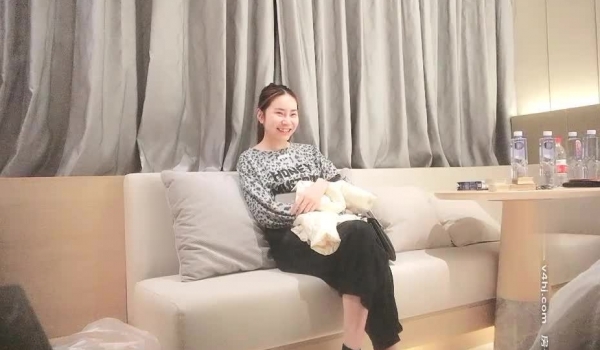 【91沈先生】18岁白虎小萝莉来了大姨妈，300块亲下咪咪退货，第二个妹子口活不给力，老金怒斥到