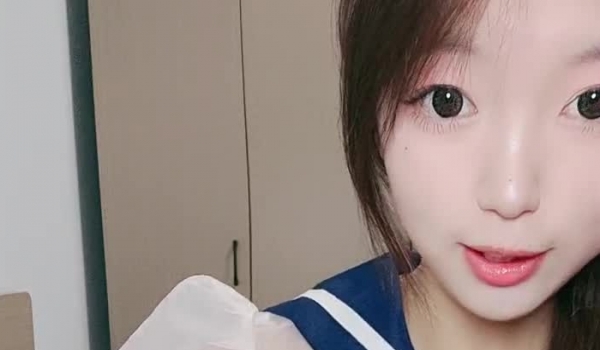 校花女神的诱惑，全程露脸制服情趣跟狼友撩骚互动，活好不粘人线下约啪，线上卖骚，无毛白虎道具插入好