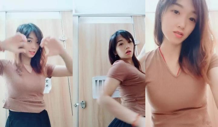 真实的白领兼职，【清纯小野喵】，在公司上班间隙，偷偷跑到卫生间脱衣服，换卫生巾，奶子真不错