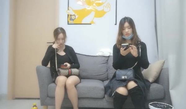 来了两个妹子，一个很漂亮的少妇另一个很丑，当然留下漂亮的，少妇手臂上的纹身够屌，关上门迫不及待地