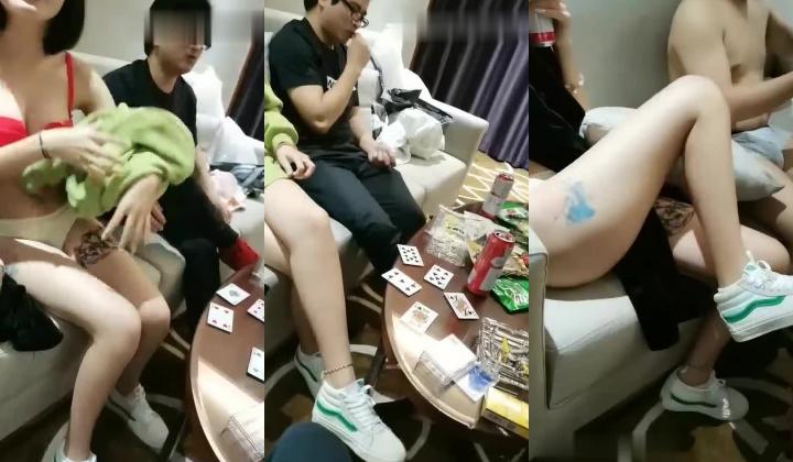 【人间水蜜桃】一男三女打牌啪啪，双飞边后入边舔奶搞完两个再搞另一个