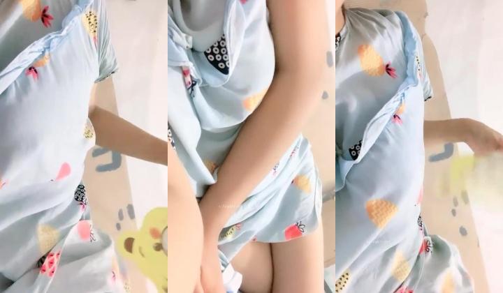 正宗大学生，【小野猫555】，暑假健身房洗澡~宿舍流白浆，旁边人来人往，玩得就是这份心跳刺激