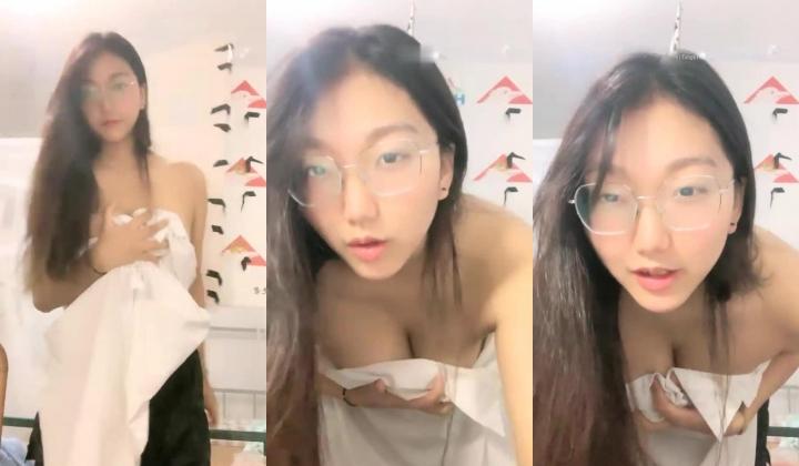 正宗大学生，【小野猫555】，暑假健身房洗澡~宿舍流白浆，旁边人来人往，玩得就是这份心跳刺激