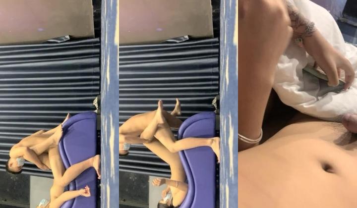 【小曼日记】 超级嫩的鲍鱼 小伙爱不释手 掰开给各位老铁看内部构造，无套插进去好紧好享受
