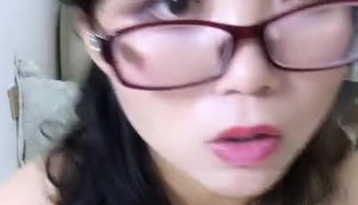 D罩杯大奶美女对着镜头搔首弄姿，咖啡色假阳具自插