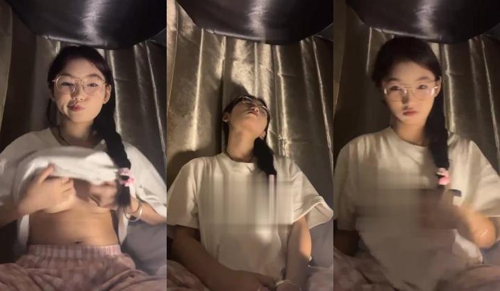正宗校花学妹，【十四诗】，宿舍今天空无一人，躲在下铺蚊帐里，掏出玩具插屄，极品反差眼镜妹，乖乖女