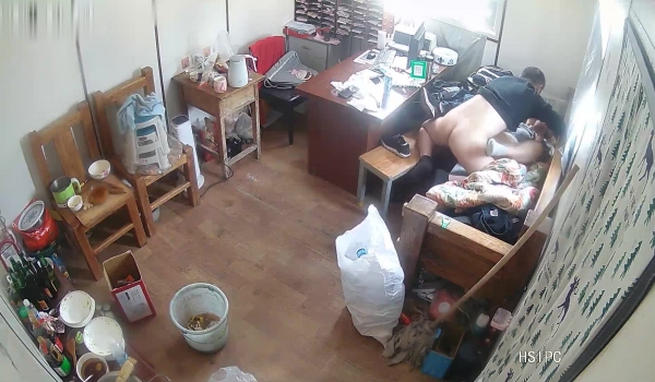 家族工厂摄像头被黑TP弟弟跟嫂子办公室偸情嫂子太骚屋内桶里尿尿完裤子不提等着被干内射肏的尖叫