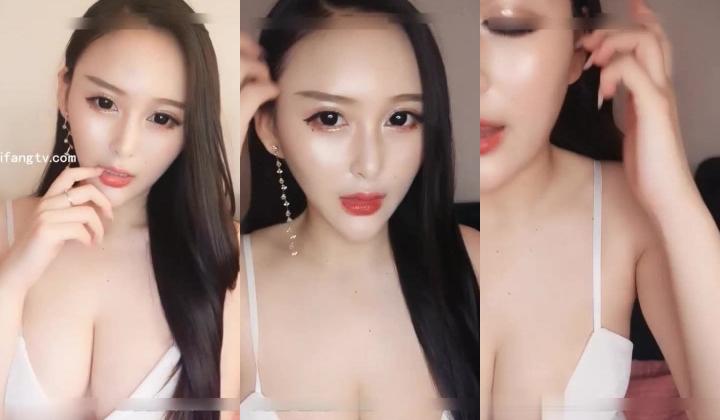 【绝色乳神】长相很精致美艳风骚巨乳美女揉奶自摸冒白浆 观众想和她肏穴她却怕对方不够持久