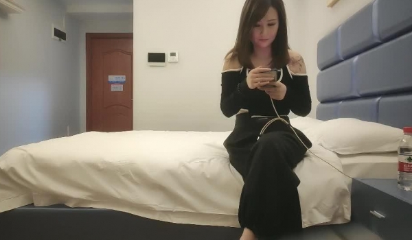小马丶寻花紧接第二场满背纹身外围少妇，特写手指揉穴扣弄，舔屌深喉骑上来，扶着屁股后入猛操