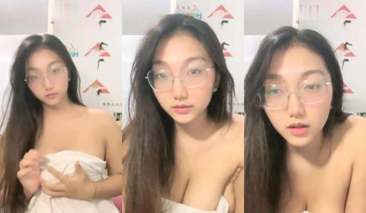 风骚巨乳眼镜娘大学校园直播 看上去呆呆的没想到脱掉眼镜超漂亮 一对大奶子更是极品中的极品