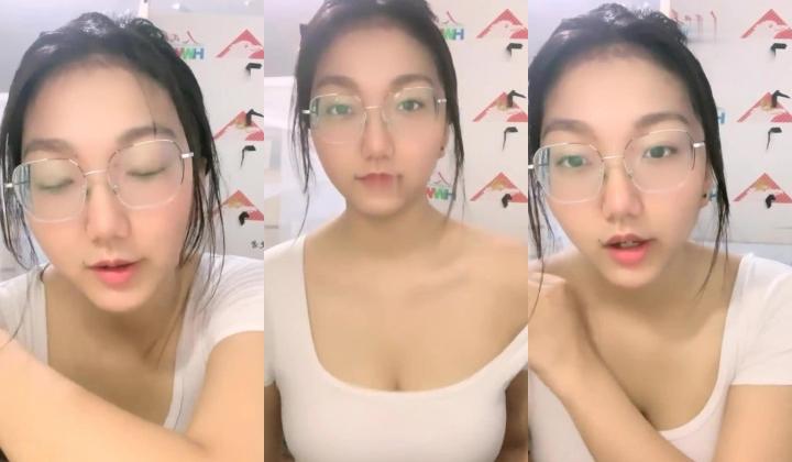 风骚巨乳眼镜娘大学校园直播 看上去呆呆的没想到脱掉眼镜超漂亮 一对大奶子更是极品中的极品