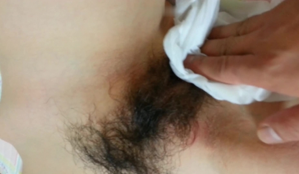 公司团建小伙下药迷翻美女同事 玩了一下她的B 怕坐牢没敢操