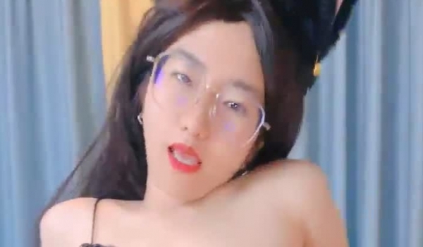 戴眼镜的小骚货，玩跳蛋自慰棒~【麻豆猫】，爽的不要不要的，喜欢眼镜妹的看过来