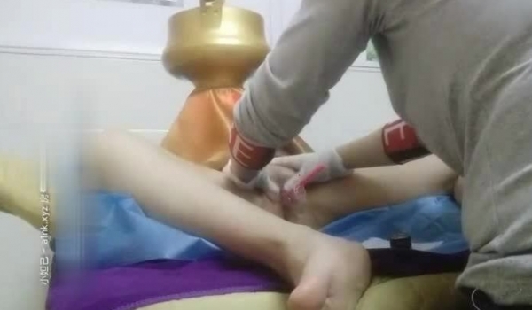 SPA女性按摩会所私密护理偷拍！罕见露脸的韵味少妇，白皙的皮肤丰满的大奶子，所谓的调理身体
