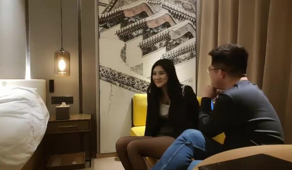 神剑1探花外围眼镜老哥回归，颜值不错肉肉外围妹子，摸两下就出水你好骚啊，跪着按头插嘴这个妹子不得