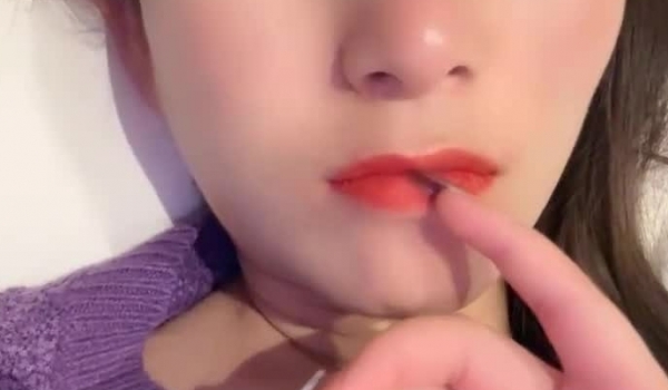 这个小少妇真不错，【明天开我吓死了】，纯天然的C罩杯美乳，风情万种眉眼间诱惑