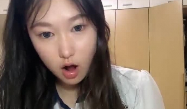 新来的一个学生妹20岁【故国真冷】超级大奶子！馒头逼，水汪汪好淫荡的女子！