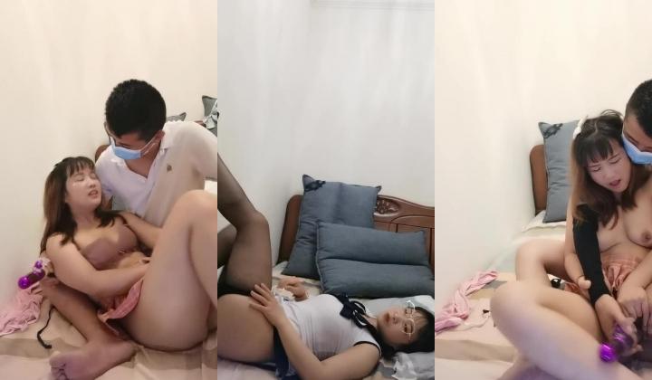 骚人妻露脸在家被两个大哥玩弄，乖巧的舔弄大鸡巴，让小哥抱在怀里揉奶玩逼，道具抽插，多体位蹂躏爆草