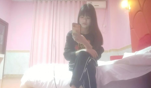 【日一妹探花】大叔约操小嫩妹，身材真不错，胸部坚挺圆润，小翘臀美腿，脱光好惊喜，抠穴呻吟