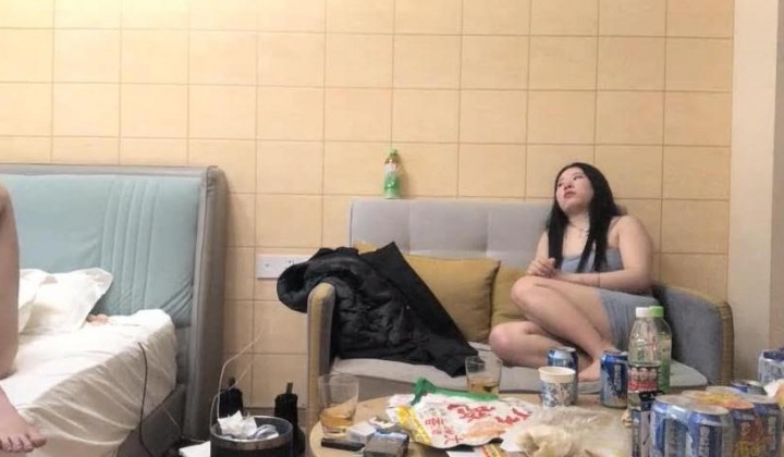 【精童欲女666】，第二场，两男一女，淫乱一整夜，风骚御姐被这俩猛男玩得够呛，骚穴始终空闲不了