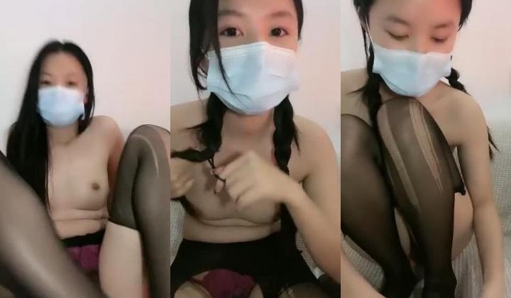 【清纯女大小瑜】，超清纯小学妹，第一次换上黑丝，掰开粉嫩的小穴，勾引男人这一套学得不错