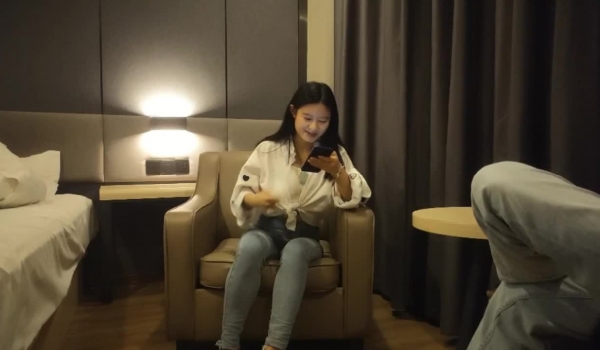 探花老司机东哥酒店约操 ️技校兼职清纯嫩妹有点羞涩，被小哥哥奋力抽插性欲爆发爽不停