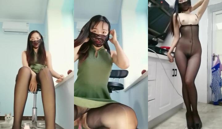 颜值不错苗条妹子连体丝袜[厨房诱惑 跳蛋塞逼逼一边煮面一边拉扯自慰