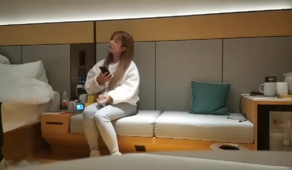 探花文轩哥深夜星级酒店开房现场直播高价约了个长相甜美D奶妹子啪啪互舔调情床上擡腿侧入后入干得奶子