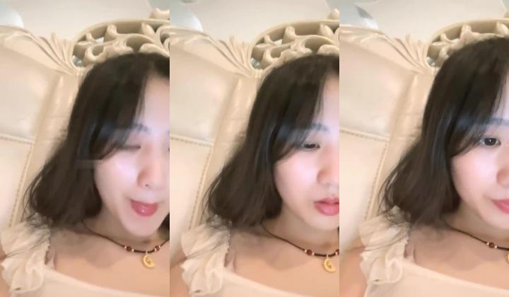 新人大学生下海，【小土软乎乎】，化妆起来美美哒，出去购物逛街，刚毕业没多久，粉嫩可口的小仙女