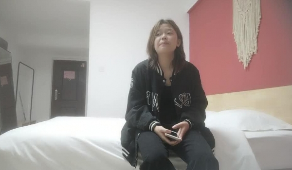 乡村丶寻花深夜场乖巧妹子返场，隔着内裤揉穴调情，镜头前口交掰穴舔逼，正入抽插扶着屁股后入