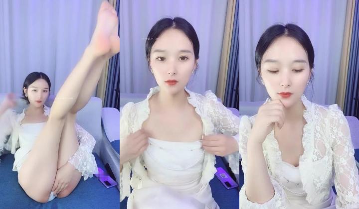 超级高档御姐！长得像明星童X，无敌甜美大长腿，把美腿伸直了自慰，高价密码房，声音甜美喜欢唠嗑，9