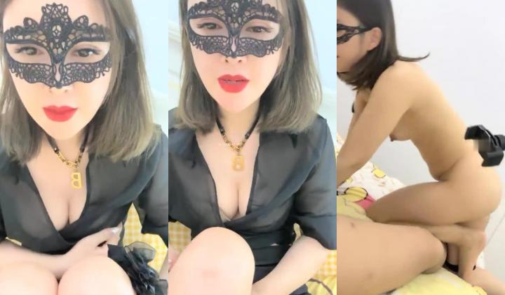 推荐，极品美少妇，【少妇可同成可空降】，居家全裸烧饭，这背影杀看了真心动，长得也不错，被操爽了