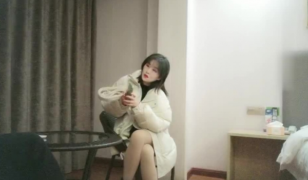 【虎子寻花】新人酒店约操兼职良家小少妇，粉嫩鲍鱼掰开抠弄，花式啪啪完美展示插入细节，劲爆刺激淫声