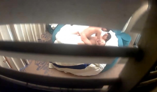 八月新流出宾馆空调出风口偷放摄像头偷拍眼镜哥用口活征服年轻少妇看表情这逼味道貌似不错