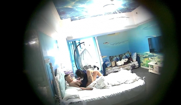 妹子真不好打扮，微胖的身材 穿的像个胖子，脱光衣服了 身材还不错，肉肉的感觉
