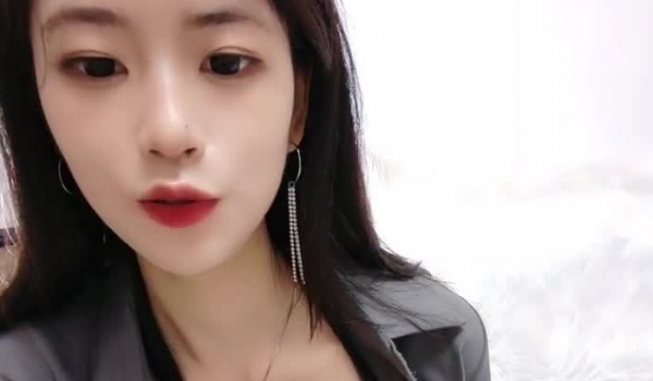 女神级尤物美女！应要求终于下海！性感美腿吊带黑丝，紧致粉嫩小穴，掰开手指抽插，近距离特写