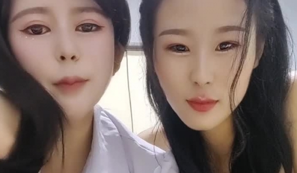 漂亮少妇姐妹花，双飞名场面，约炮激情大战，扒下内裤吸奶足交，一个舔一个吃屌，骑乘位自己动