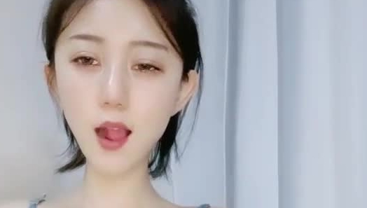 邻家型喜欢唠嗑的妹子，住在上海的瘦瘦清纯可爱美眉