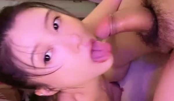 天生风骚脸，气质大长腿网红御姐与弯屌男各种露脸性爱，肉棒满足不了还需要道具辅助，高潮喷水