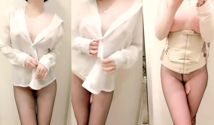 性感红唇短发网红妹子白皙奶子粉穴道具自慰，开档黑丝特写掰穴假吊抽插呻吟娇喘诱人