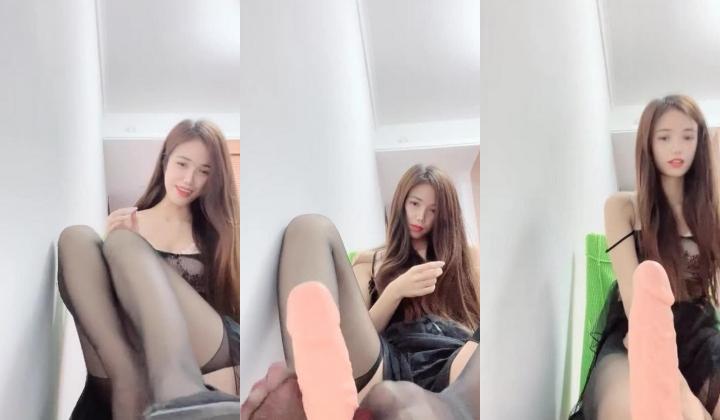 芝士酱香饼 长腿丝袜甜美可爱美女，苗条身材骚穴看起来很诱惑淫态尽显露！